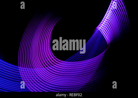 Abstrakte hellblau, rosa und lila Wanderwege in zufällige Bewegung Hintergrundbild. Gestreiften Neon Lichter in Regenbogenfarben Stockfoto