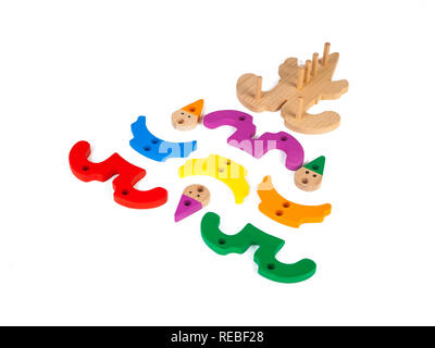Foto eines Holzspielzeug Kinder clown Clown-förmige Sorter Sorter aus bunten Stücke auf einem weißen Hintergrund isoliert. Das Spielzeug für die Entwicklung von Stockfoto