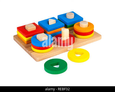 Foto eines Holzspielzeug Kinder Sorter mit kleinen Details in Form von geometrischen Formen (Rechteck, Quadrat, Kreis, Dreieck), in verschiedenen Stockfoto