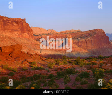 USA, Utah, Capitol Reef National Park, Sonnenuntergang am Schloss und andere Sandstein Felsformationen entlang der Waterpocket Fold; Ansicht von Osten Panorama Punkt. Stockfoto