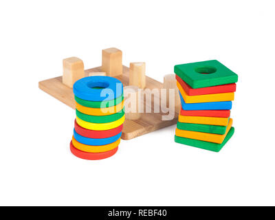 Foto eines Holzspielzeug Kinder Sorter mit kleinen Details in Form von geometrischen Formen (Rechteck, Quadrat, Kreis, Dreieck), in verschiedenen Stockfoto