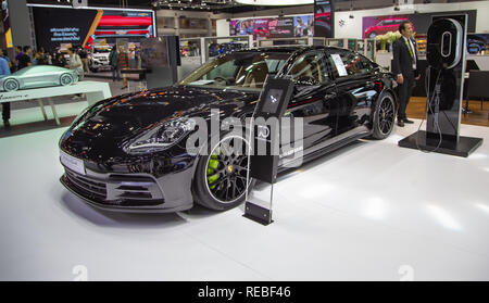 Nonthaburi, Thailand - Dezember 4, 2018: Porsche Panamera Turbo Executive in der Expo 2018 vorgestellt Stockfoto