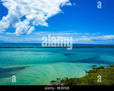 Der Bimsstein Passage und Bribie Island an der Sunshine Coast, QLD, Australien. Luftaufnahme von einer Drohne getroffen. Stockfoto