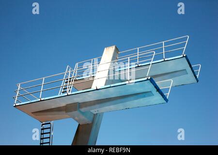 Tauchen Turm mit 10 m-Sprungturm im Außenpool Stockfoto