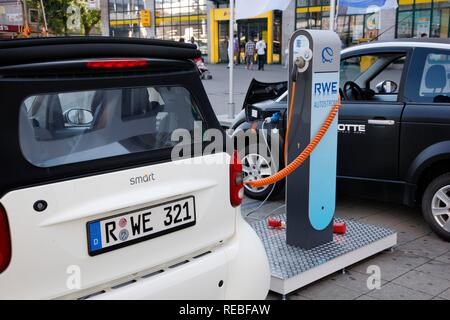 Strom für Autos von einer Tankstelle von der RWE Power AG, Essen, Nordrhein-Westfalen Stockfoto