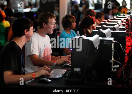 Computer Spiel Wettbewerb auf dem Vergnügungsviertel der Gamescom, die weltweit größte Messe für Computerspiele in der Messe Stockfoto