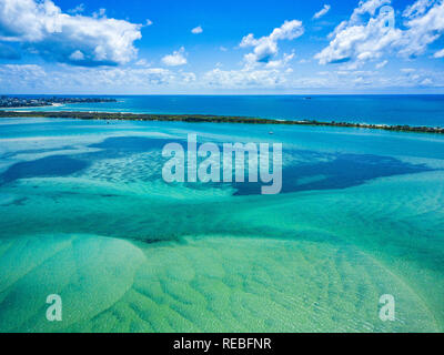 Der Bimsstein Passage und Bribie Island an der Sunshine Coast, QLD, Australien. Luftaufnahme von einer Drohne getroffen. Stockfoto