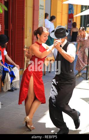 Tango Tänzer in ein Restaurant im Freien, in der Calle Necochea in El Caminito, La Boca, Buenos Aires, Argentinien Stockfoto