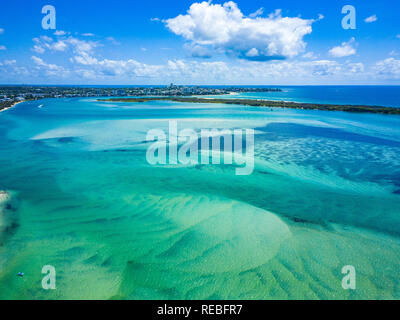 Der Bimsstein Passage und Bribie Island an der Sunshine Coast, QLD, Australien. Luftaufnahme von einer Drohne getroffen. Stockfoto