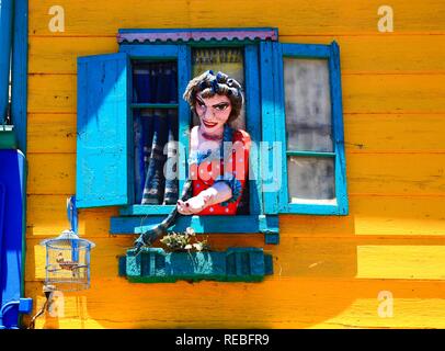 Dekorative Abbildung in einem Fenster in El Caminito, La Boca, Buenos Aires, Argentinien Stockfoto