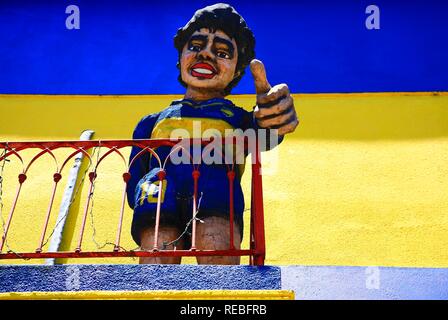 Abbildung von Diego Maradona, auf einem Balkon in El Caminito, La Boca, Buenos Aires, Argentinien Stockfoto