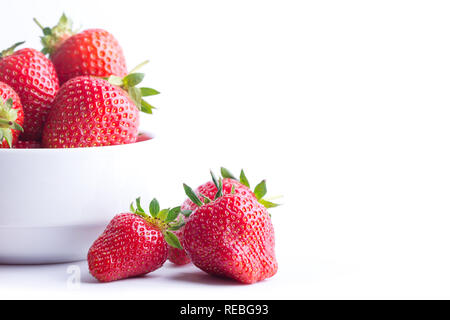 Erdbeere isoliert auf weißem Hintergrund. Freistellungspfad Stockfoto