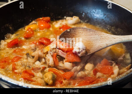Kochen Fisch-ragout Soße für Nudeln Stockfoto