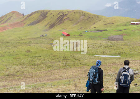 Wanderer mit Rucksack im Vordergrund, winterliche Landschaft Stockfoto