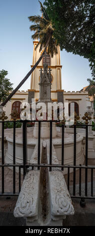 17-Jan-2019 - Neoklassische Architektur, neugotischen Architektur Brunnen in von der Saint Thomas Kathedrale 3 Veer Nariman Road, Fort, Mumbai, Mahar Stockfoto