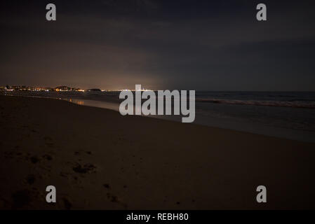 Blick auf Surfers Paradise Gold Coast Australien bei Nacht von bilinga Beach Stockfoto