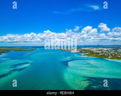 Der Bimsstein Passage und Bribie Island an der Sunshine Coast, QLD, Australien. Luftaufnahme von einer Drohne getroffen. Stockfoto