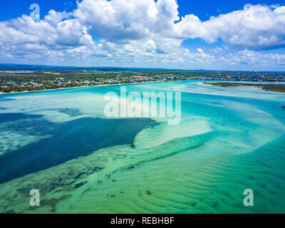 Der Bimsstein Passage und Bribie Island an der Sunshine Coast, QLD, Australien. Luftaufnahme von einer Drohne getroffen. Stockfoto