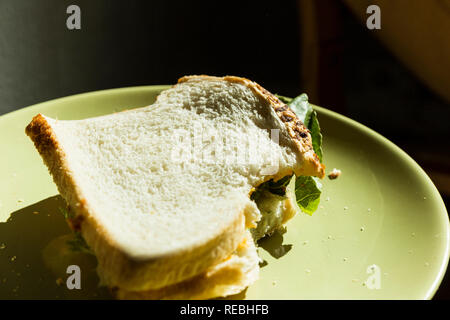 Salat Sandwich mit Bissen aus der Seite genommen. Stockfoto