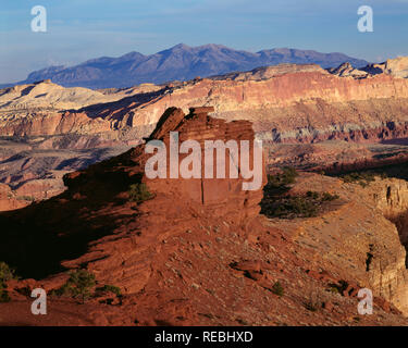 USA, Utah, Capitol Reef National Park, in der Nähe von Moenkopi Felsvorsprung und Waterpocket Fold im Capitol Reef NP mit weit entfernten Henry Mountains; Sunset Point Stockfoto