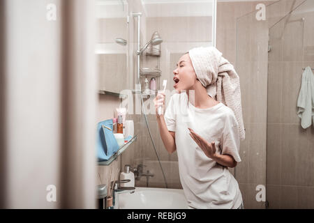 Freuen positive Frau singen im Badezimmer Stockfoto