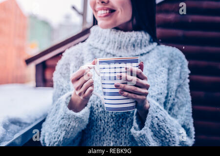 Nahaufnahme von einer Tasse Tee in weibliche Hände Stockfoto