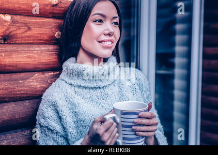 Porträt einer fröhlichen jungen asiatischen Frau Stockfoto