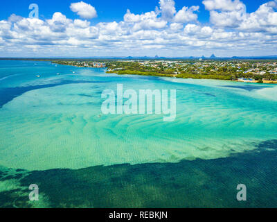 Eine Luftaufnahme der Bimsstein Kanal, goldenen Strand und das Glasshouse Berge in der Ferne. QLD, Australia. Stockfoto