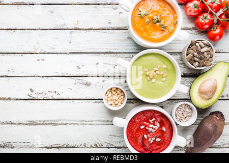 Verschiedene bunte Gemüse creme Suppen in einer Schalen, Ansicht von oben. Konzept der gesunden Ernährung oder vegetarisches Essen. Stockfoto