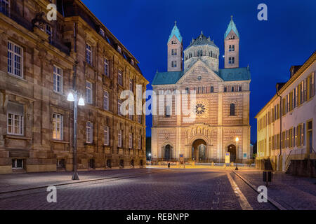 Fassade des Speyerer Dom (Dom zu Speyer) in der Dämmerung, Deutschland Stockfoto