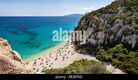 Blick von oben auf die schönen Sandstrand Cala Fuili mit klaren Meerwasser in Sardinien, Italien Stockfoto