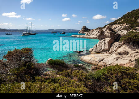 Erstaunlich azurblauen Meer Wasser mit Yacht in Insel Sardinien, Italien. Natur Hintergrund Stockfoto