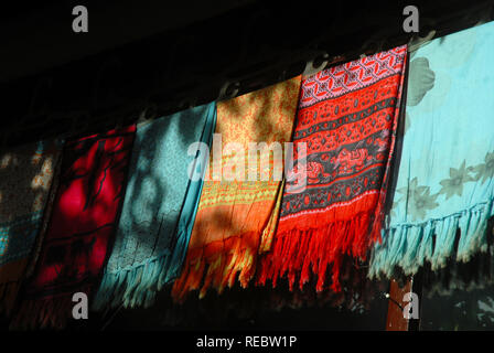 Schals und Tücher zum Verkauf auf einem Markt in Bali, Indonesien, Ubud, Bali, Indonesien. Stockfoto