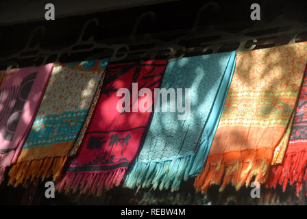 Schals und Tücher zum Verkauf auf einem Markt in Bali, Indonesien, Ubud, Bali, Indonesien. Stockfoto