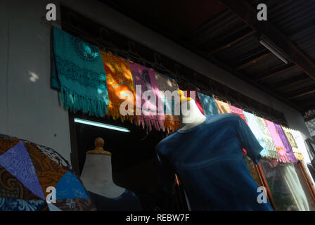 Schals und Tücher zum Verkauf auf einem Markt in Bali, Indonesien, Ubud, Bali, Indonesien. Stockfoto