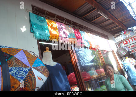 Schals und Tücher zum Verkauf auf einem Markt in Bali, Indonesien, Ubud, Bali, Indonesien. Stockfoto
