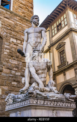 Hercules Cacus Monster Statue Piazza Signoria Palazzo Vecchio Florenz Toskana Italien. Baccio Bandinelli erstellt Hercules Statue in 1500s Stockfoto