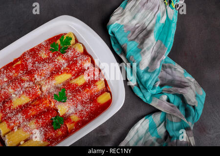 Cannelloni oder manicotti mit Spinat und Ricotta gebacken mit Sauce Stockfoto