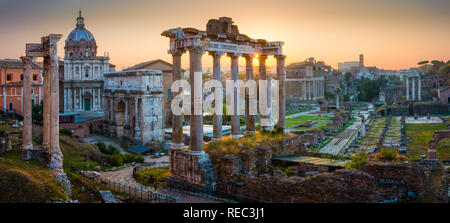 Das Forum Romanum, der auch durch seine ursprüngliche lateinische Bezeichnung Forum Romanum bekannt ist, ist zwischen dem Palatin und dem Kapitol in Rom. Stockfoto