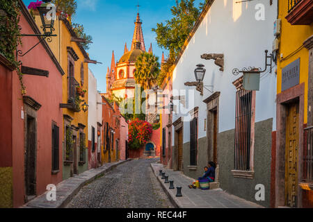 Malerische Szenerie im historischen Zentrum von San Miguel de Allende, Exico---ist San Miguel de Allende, eine Stadt und Gemeinde in der weit ea Stockfoto