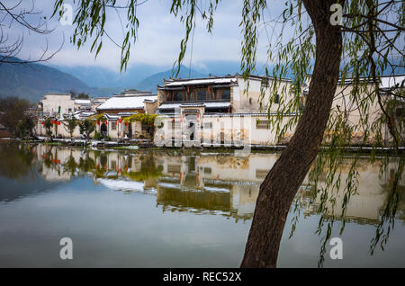 Hongcun (Chinesisch: 宏村; Pinyin: Hóngcūn; wörtlich: 'Hong Dorf") ist ein Dorf in Hongcun Stadt (宏村镇), Yi County in der Provinz Anhui. Stockfoto