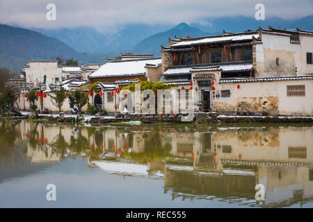 Hongcun (Chinesisch: 宏村; Pinyin: Hóngcūn; wörtlich: 'Hong Dorf") ist ein Dorf in Hongcun Stadt (宏村镇), Yi County in der Provinz Anhui. Stockfoto