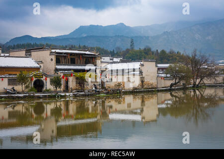 Hongcun (Chinesisch: 宏村; Pinyin: Hóngcūn; wörtlich: 'Hong Dorf") ist ein Dorf in Hongcun Stadt (宏村镇), Yi County in der Provinz Anhui. Stockfoto