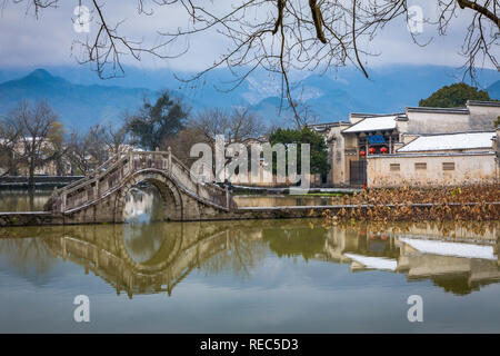 Hongcun (Chinesisch: 宏村; Pinyin: Hóngcūn; wörtlich: 'Hong Dorf") ist ein Dorf in Hongcun Stadt (宏村镇), Yi County in der Provinz Anhui. Stockfoto