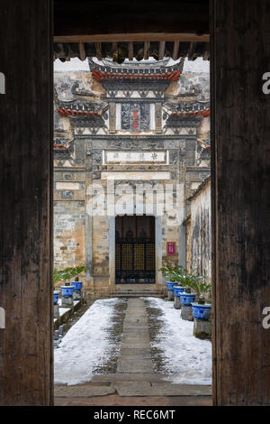 Hongcun (Chinesisch: 宏村; Pinyin: Hóngcūn; wörtlich: 'Hong Dorf") ist ein Dorf in Hongcun Stadt (宏村镇), Yi County in der Provinz Anhui. Stockfoto