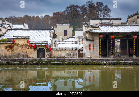 Hongcun (Chinesisch: 宏村; Pinyin: Hóngcūn; wörtlich: 'Hong Dorf") ist ein Dorf in Hongcun Stadt (宏村镇), Yi County in der Provinz Anhui. Stockfoto