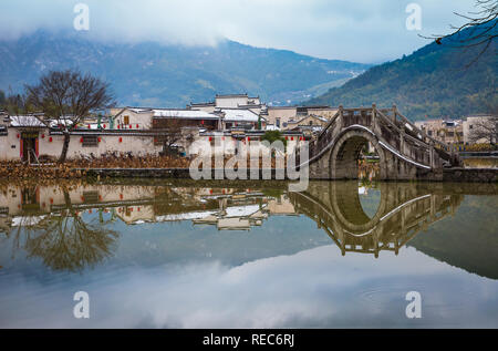 Hongcun (Chinesisch: 宏村; Pinyin: Hóngcūn; wörtlich: 'Hong Dorf") ist ein Dorf in Hongcun Stadt (宏村镇), Yi County in der Provinz Anhui. Stockfoto