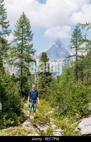 Wanderer, Wanderweg zum Kärlingerhaus, Watzmann, Nationalpark Berchtesgaden, Berchtesgadener Land, Oberbayern Stockfoto