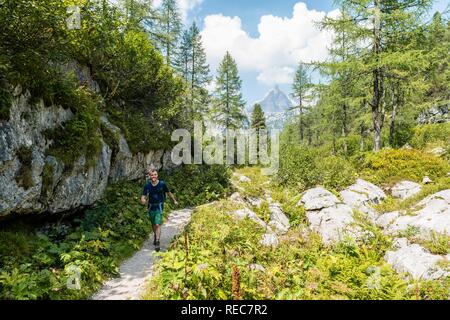 Wanderer auf Wanderweg zum Kärlingerhaus, Watzmann, Nationalpark Berchtesgaden, Berchtesgadener Land, Oberbayern Stockfoto