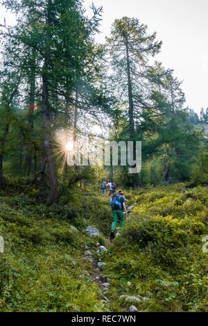 Wanderer auf den Aufstieg, Wanderweg, Funtenseetauern, Nationalpark Berchtesgaden, Berchtesgadener Land, Oberbayern, Bayern Stockfoto